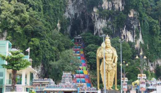 バトゥ洞窟へ クアラルンプール郊外の聖地