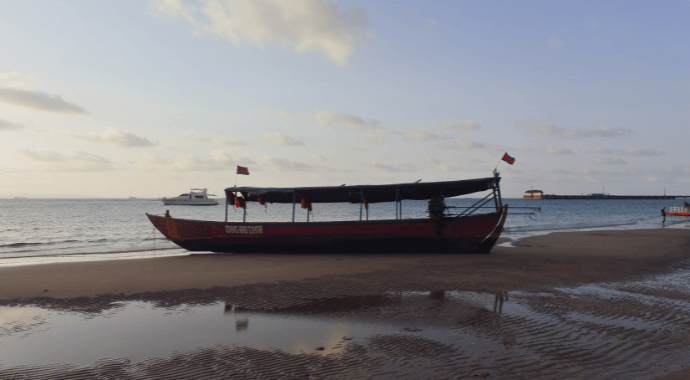 シアヌークビル船