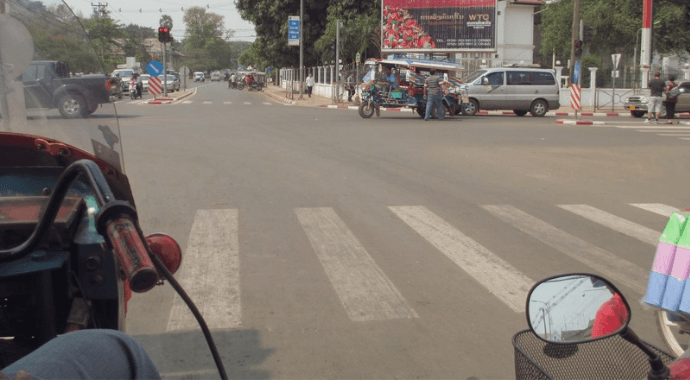 トゥクトゥクから見たビエンチャンの交差点